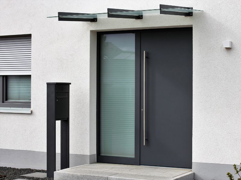 Anthrazit-Haustür mit Glasausschnitt